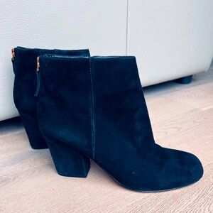 Nine West Genevieve Black Suede
Leather Ankle Boots Wide Heel Back Zip W: 9 1/2